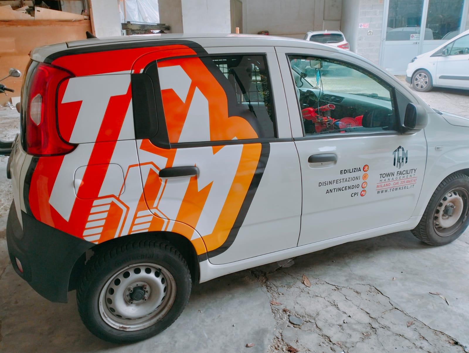 auto decorata come mezzo aziendale